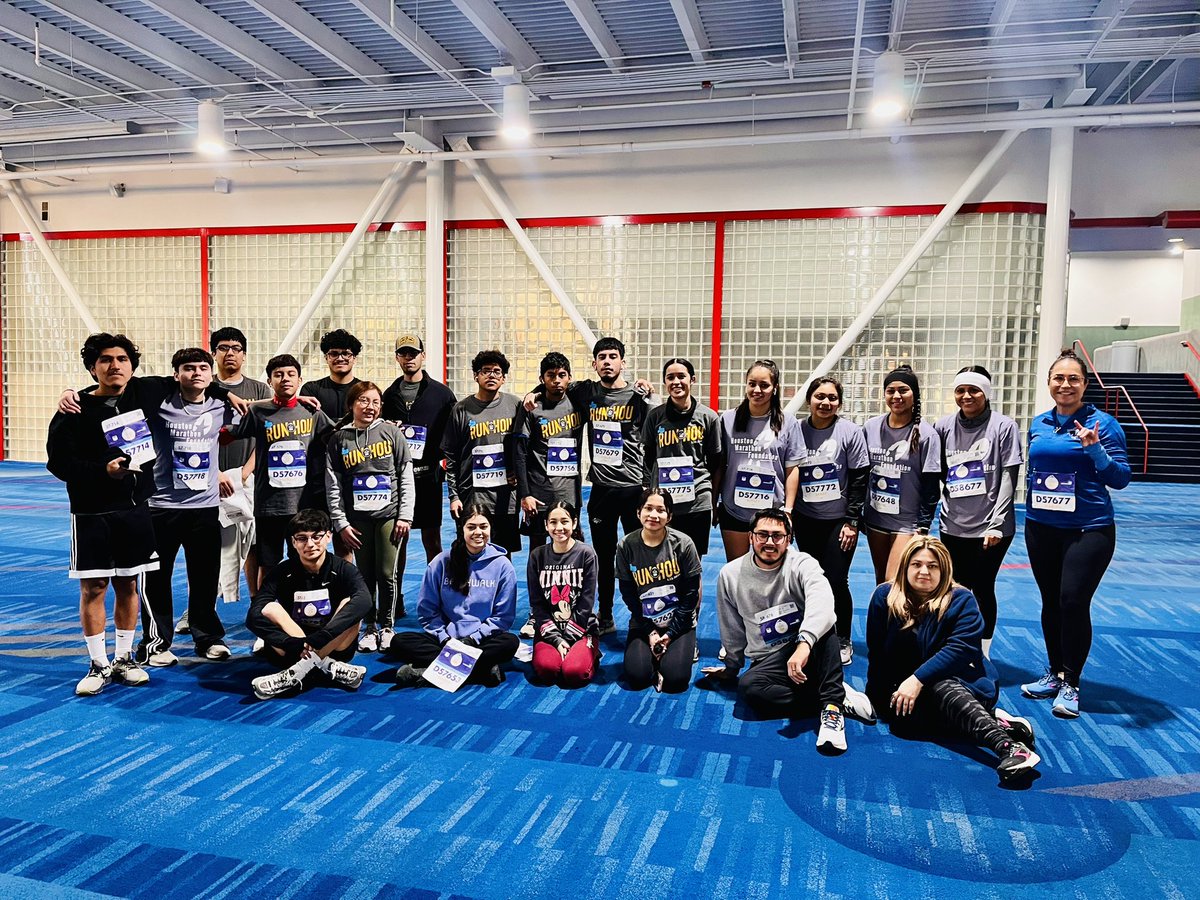 ChavezHS_HISD's tweet photo. Proud of our 🐺’s for running 🏃🏃‍♀️ the @HoustonMarathon and completing the 5K or half marathon! https://t.co/YK0A5wPQlE
