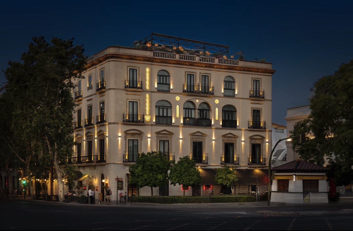 Les invitamos a conocer uno de nuestros últimos trabajos de ejecución, Hotel Lobby Rooms &amp; Suites, Avd. Reyes 23 #Sevilla
Una de nuestras obras más destacadas del año 2023.

Estudio de arquitectura:
Donaire Arquitectos

Reportaje fotográfico ⤵️
egion.es/project/hotel-…