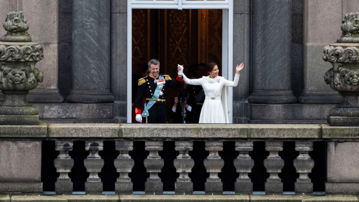 YolandadeAragon's tweet photo. Os cuento esto porque parece que la Corona de Aragón no ha existido. Y aquí se hicieron muchas cosas, entre ellas normas ceremoniales que perduran siete siglos después. Que luego os pensáis que inventáis el Avecrem. Suerte #MaryDonaldson
👸👑🇩🇰💜
#Denmark
#Europeanmonarchies https://t.co/b0LVeT5JGf