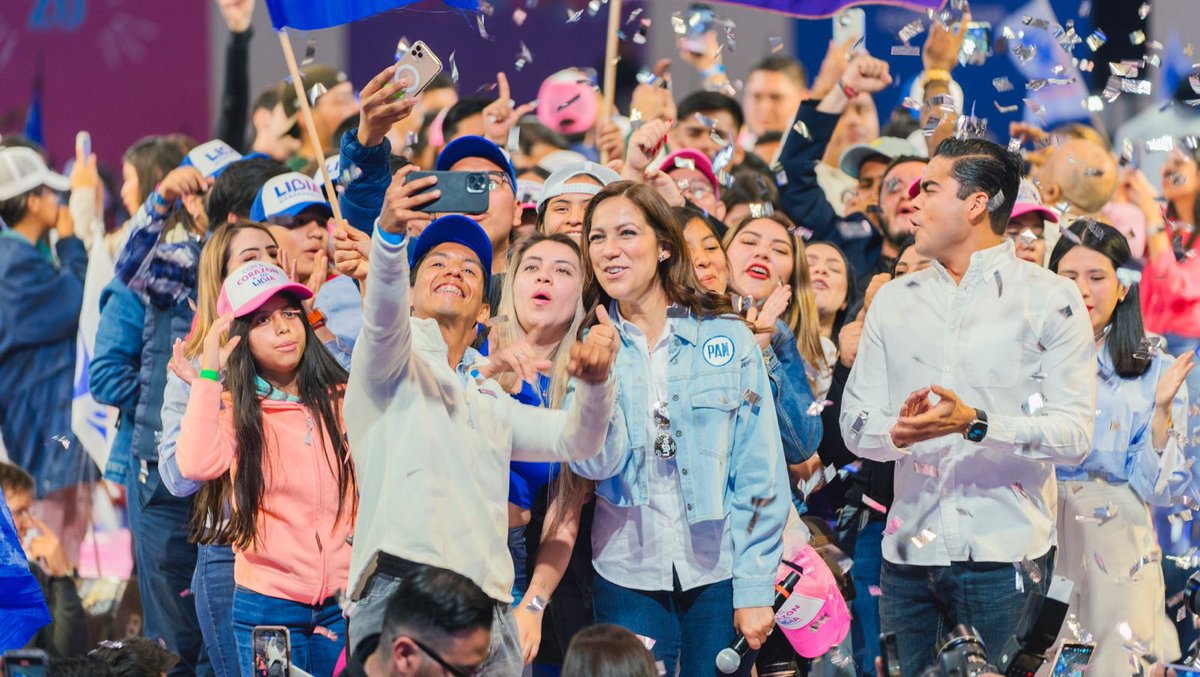 LibiaDennise's tweet photo. ¡Ustedes son el entusiasmo de este proyecto! ⚡️

La juventud no nos deja de sorprender, con su talento, su energía y entrega, y lo pudimos vivir en el #LibiaFest. 🎉💙💪🏼 

Proceso Interno de Selección de Candidaturas, dirigido a los militantes y simpatizantes del PAN. https://t.co/aPWojNbqFr