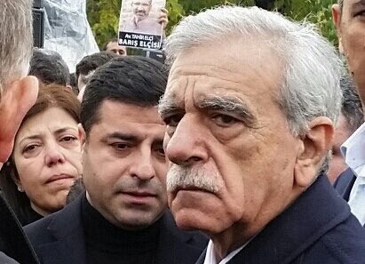 "Aktif #politikayı bu aşamada bırakıyorum."
#SelahattinDemirtaş (31 Mart 2023)

"Aktif #siyasetten de çekiliyorum."
#AhmetTürk (14 Ocak 2024)