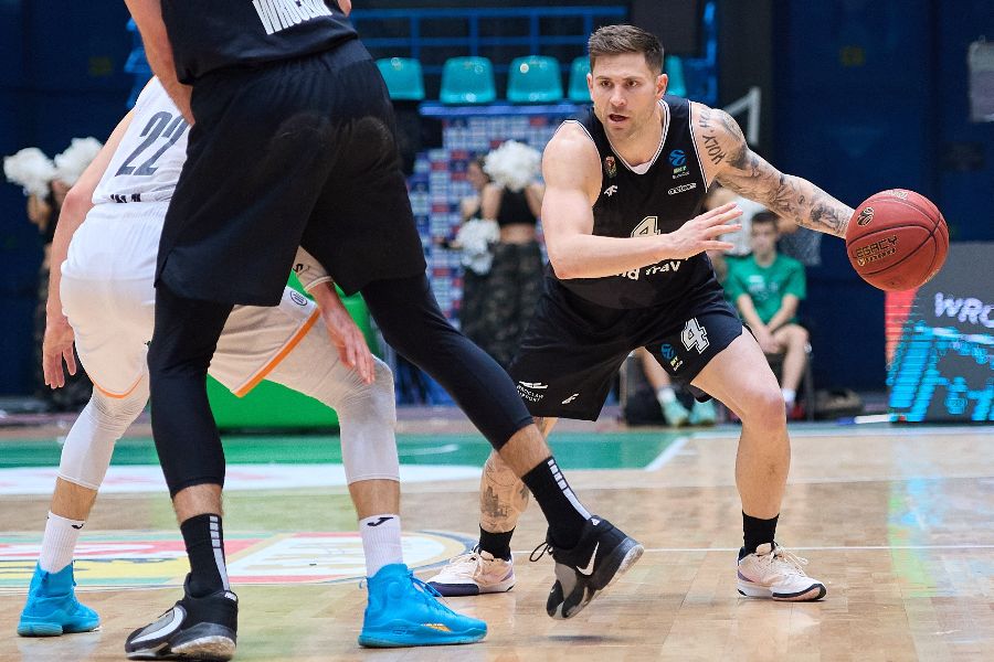 superbasketpl's tweet photo. Marek Klassen opowiada @aemgie o kulisach powrotu do PLK, porównuje nadchodzącą rywalizację  z Victorem Sandersem do tej z Mike'em Jamesem i przestrzega rywali Śląska: Będziecie mieli z nami kłopoty! #plkpl 

WYWIAD TYPU "MUST READ": https://t.co/GHq9nDKiBx https://t.co/nupD3CmWFl