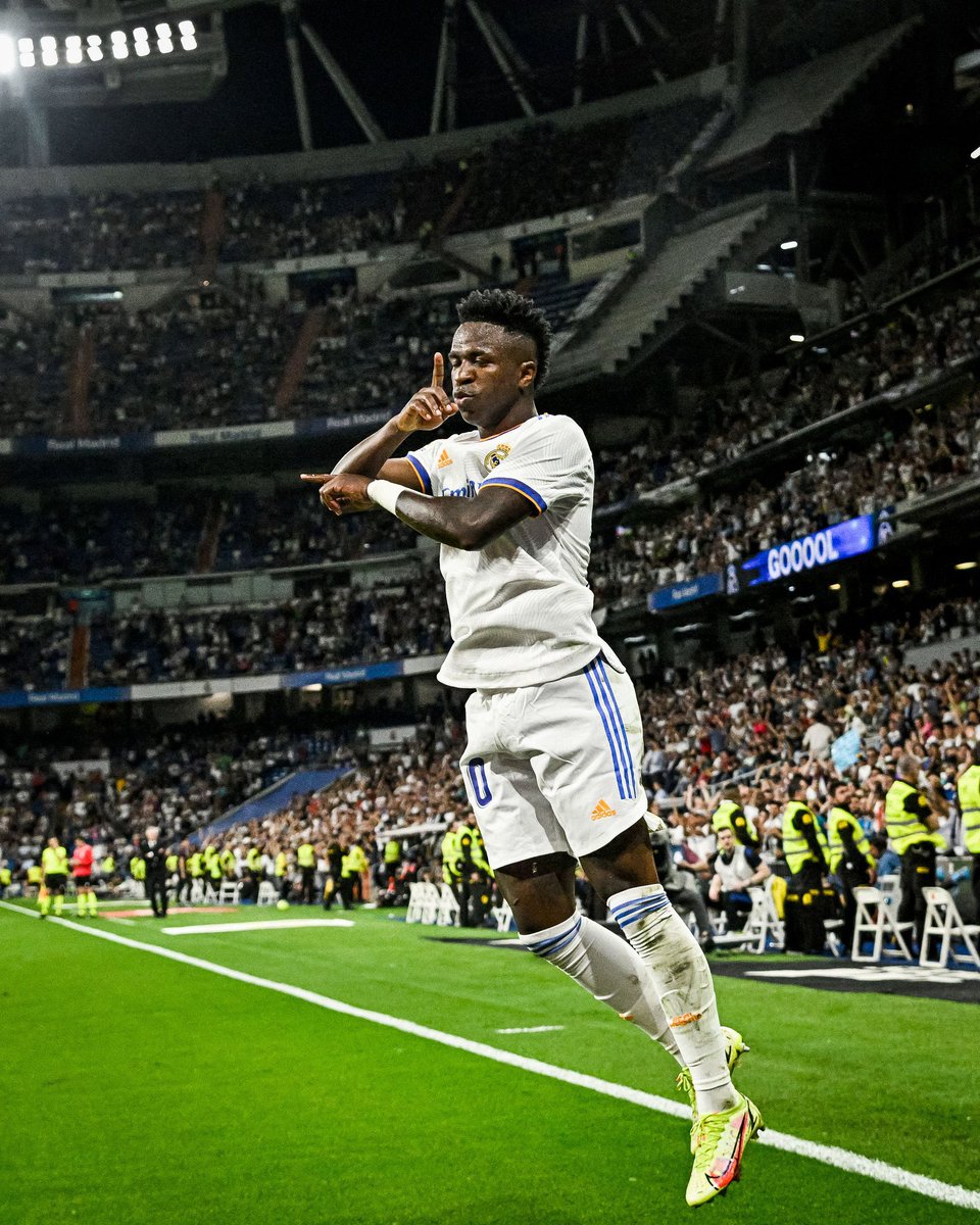 gyaigyimii's tweet photo. Vinicius Hattrick in front of Ronaldo https://t.co/rWbjlrML5t