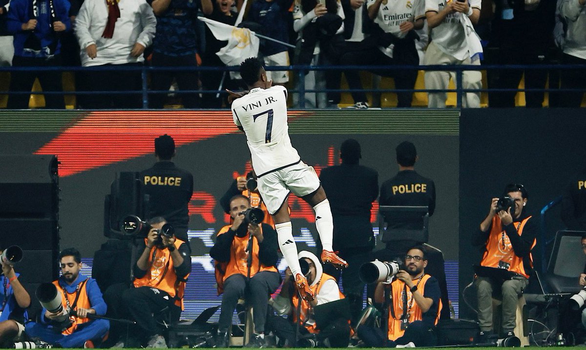 DeD7_'s tweet photo. غاب بالقريه ساحر فـ استراحوا من اذاه 
خلف الساحر أبناً فاق بالسحر اباه  ❤️

 #ريال_مدريد_برشلونه https://t.co/pmAhkvz83R