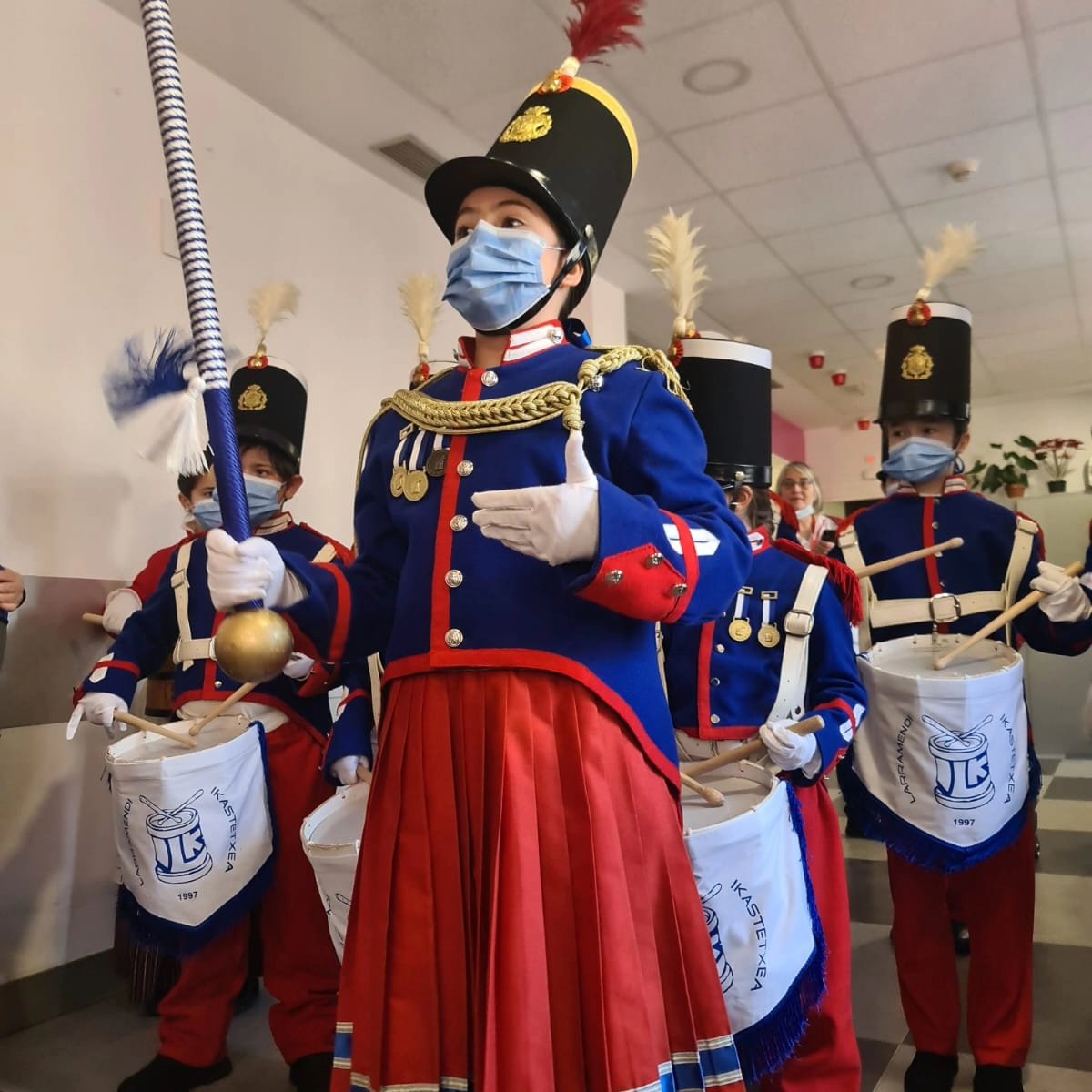 larramendibidea's tweet photo. 🥁𝗗𝗼𝗻𝗼𝘀𝘁𝗶𝗮𝗸𝗼 𝗲𝗴𝘂𝗻𝗲𝗿𝗮𝗸𝗼 𝗴𝗶𝗿𝗼𝗮 𝗯𝗲𝗿𝗼𝘁𝘇𝗲𝗻. Antiguako Gurutze Gorrian eta Urbil merkataritza gunean danbor-hotsak entzuten hasi dira.  Sarriegiren doinuak denek gozatu ahal izatea da gure nahia. Sin la dedicación del AMPA, esto no sería posible. https://t.co/WibgN8VGfY