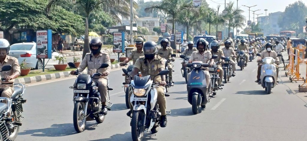SPHassan2's tweet photo. ರಾಷ್ಟ್ರೀಯ ರಸ್ತೆ ಸುರಕ್ಷತಾ ಸಪ್ತಾಹ -2024ರ ಅಂಗವಾಗಿ  ಜಿಲ್ಲಾ ಪೊಲೀಸ್ ವತಿಯಿಂದ ಹಾಸನ ಉಪ ವಿಭಾಗದ ಅಧಿಕಾರಿ ಮತ್ತು ಸಿಬ್ಬಂದಿಯವರು 'ಹೆಲ್ಮೆಟ್ ಜಾಥಾ' ಕಾರ್ಯಕ್ರಮವನ್ನು ಈ ದಿನ ಬೆಳಗ್ಗೆ 10 ಗಂಟೆಗೆ ಡೈರಿ ವೃತದಿಂದ ಕೈಗೊಂಡು,(1/2)
@DgpKarnataka @KarnatakaCops @Rangepol_SR @addlsp_hassana @Addlsp2HSN @112Hassana https://t.co/uqteuAVQLJ