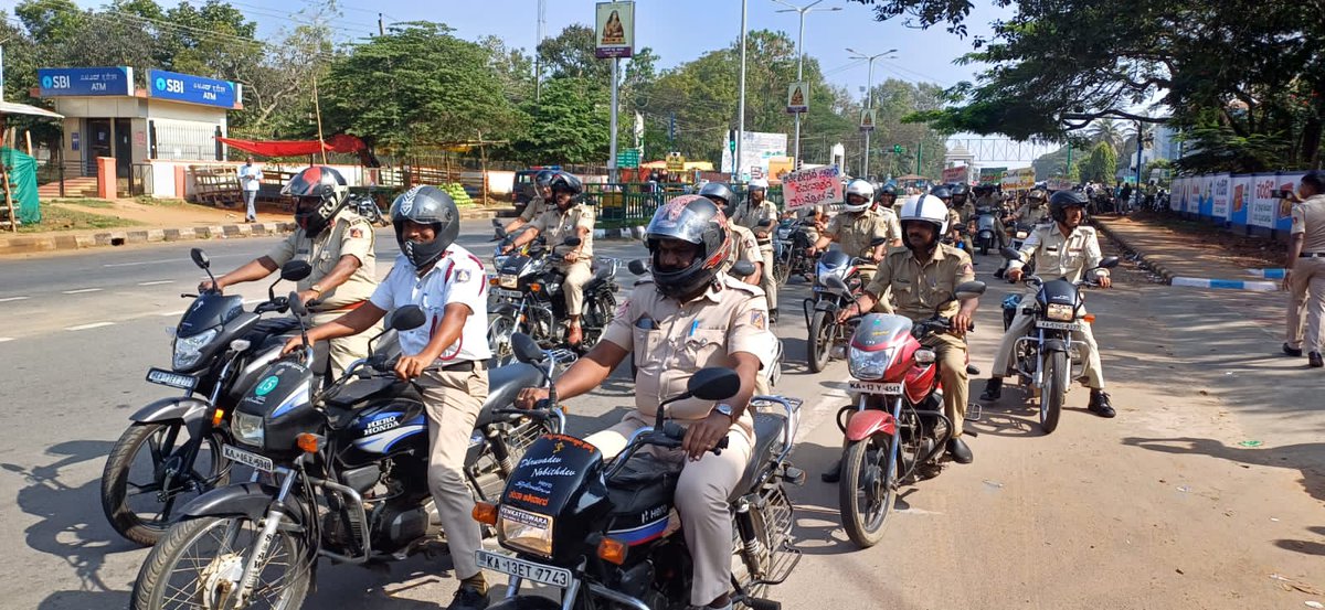 SPHassan2's tweet photo. ರಾಷ್ಟ್ರೀಯ ರಸ್ತೆ ಸುರಕ್ಷತಾ ಸಪ್ತಾಹ -2024ರ ಅಂಗವಾಗಿ  ಜಿಲ್ಲಾ ಪೊಲೀಸ್ ವತಿಯಿಂದ ಹಾಸನ ಉಪ ವಿಭಾಗದ ಅಧಿಕಾರಿ ಮತ್ತು ಸಿಬ್ಬಂದಿಯವರು 'ಹೆಲ್ಮೆಟ್ ಜಾಥಾ' ಕಾರ್ಯಕ್ರಮವನ್ನು ಈ ದಿನ ಬೆಳಗ್ಗೆ 10 ಗಂಟೆಗೆ ಡೈರಿ ವೃತದಿಂದ ಕೈಗೊಂಡು,(1/2)
@DgpKarnataka @KarnatakaCops @Rangepol_SR @addlsp_hassana @Addlsp2HSN @112Hassana https://t.co/uqteuAVQLJ