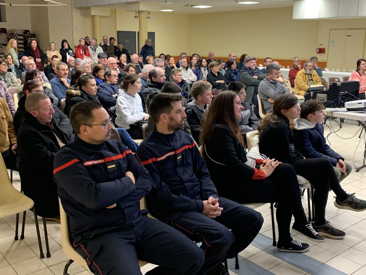 Peault85's tweet photo. Plus de 120 personnes ont assisté, samedi, à la cérémonie des #vœux du Maire de #Péault.
Lisiane Moreau a passé en revue l'année 2023 et présenté les grandes lignes des projets pour 2024.
Notamment les travaux de la salle de fêtes qui vont commencer ce lundi 15 janvier. https://t.co/vWnncJox0x