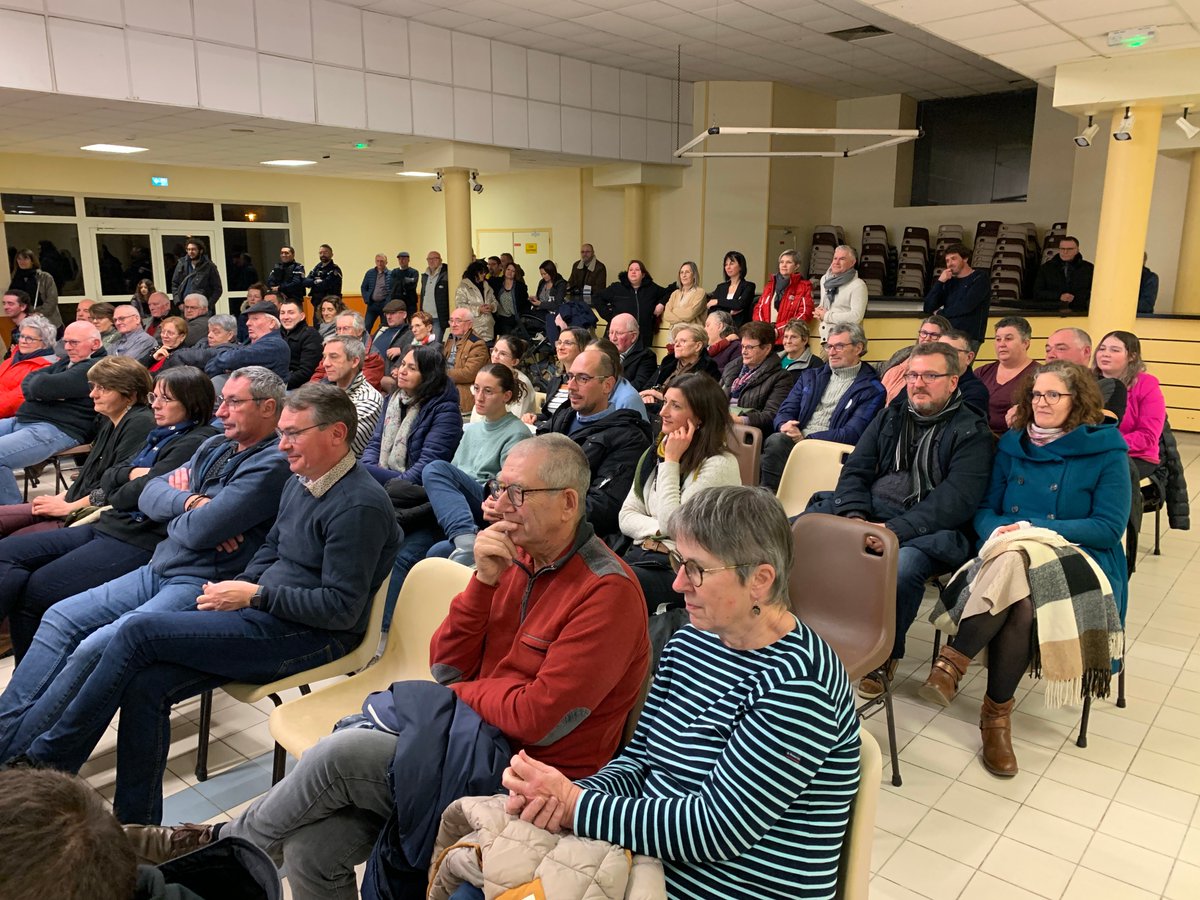 Peault85's tweet photo. Plus de 120 personnes ont assisté, samedi, à la cérémonie des #vœux du Maire de #Péault.
Lisiane Moreau a passé en revue l'année 2023 et présenté les grandes lignes des projets pour 2024.
Notamment les travaux de la salle de fêtes qui vont commencer ce lundi 15 janvier. https://t.co/vWnncJox0x
