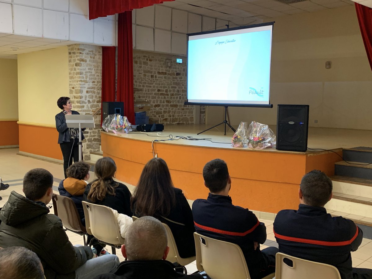 Peault85's tweet photo. Plus de 120 personnes ont assisté, samedi, à la cérémonie des #vœux du Maire de #Péault.
Lisiane Moreau a passé en revue l'année 2023 et présenté les grandes lignes des projets pour 2024.
Notamment les travaux de la salle de fêtes qui vont commencer ce lundi 15 janvier. https://t.co/vWnncJox0x