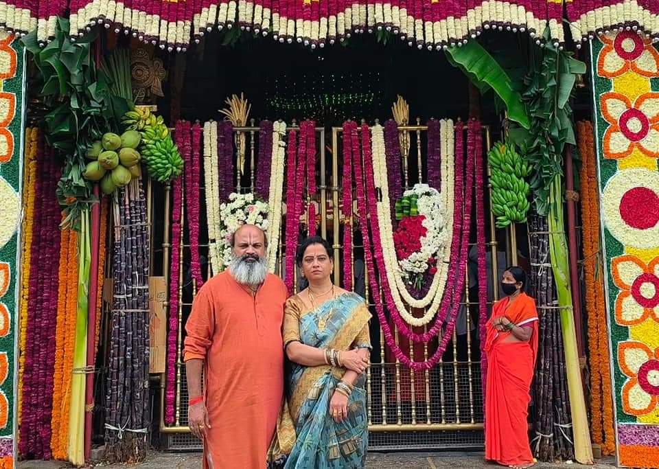 naveen_etika's tweet photo. Wish u happpy birthday my dear lovely wife #babitha 🎂💐😍🌹💕🥰😘 https://t.co/xdYN3JbuU7