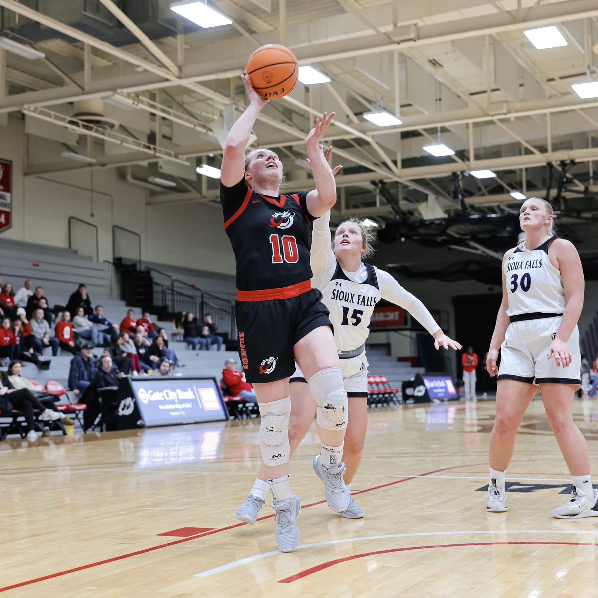 MSUM_WBB's tweet photo. πΈ reπ§’ from last nights win against USF
#msum #wbb #rolldrags #winning #photorecap #basketball https://t.co/Xrj6B9yhOU