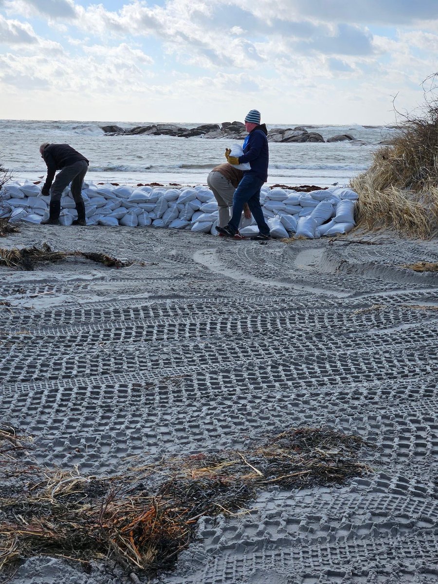 NewportThisWeek's tweet photo. Newporters were hard at work this morning filling sandbags to help prevent more beach erosion and combat Climate Change.
#NewportThisWeek
#NewportRI https://t.co/pQMWAlZew7