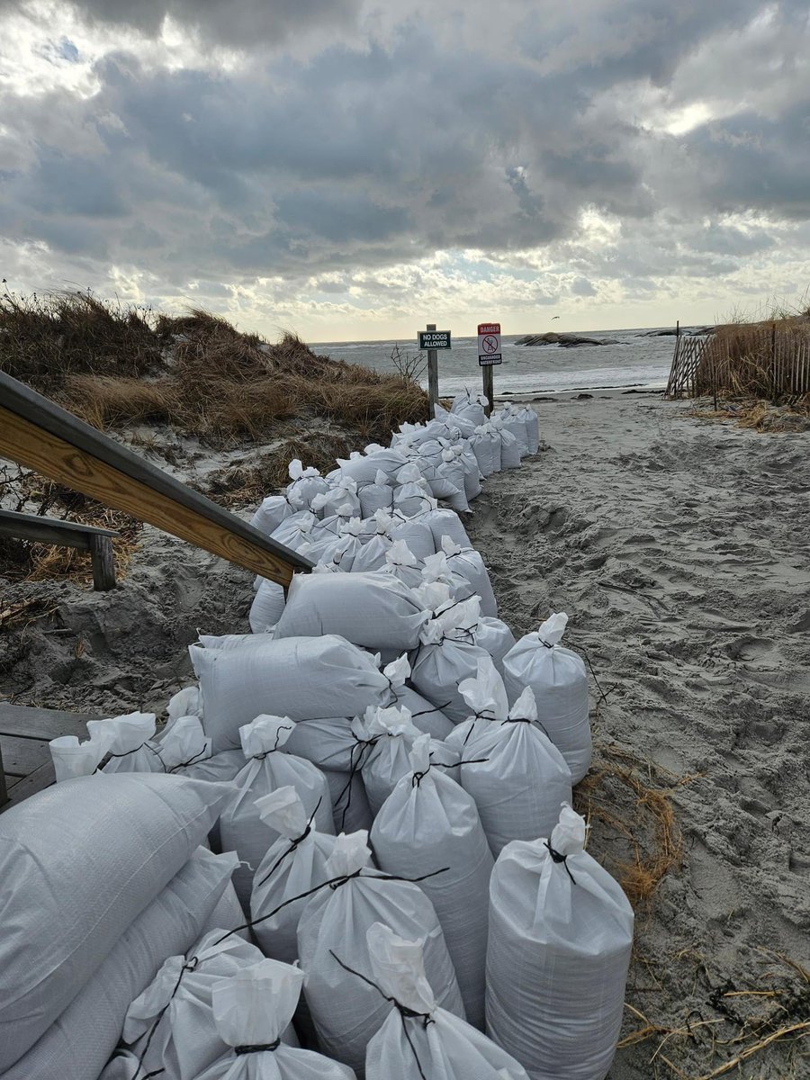 NewportThisWeek's tweet photo. Newporters were hard at work this morning filling sandbags to help prevent more beach erosion and combat Climate Change.
#NewportThisWeek
#NewportRI https://t.co/pQMWAlZew7