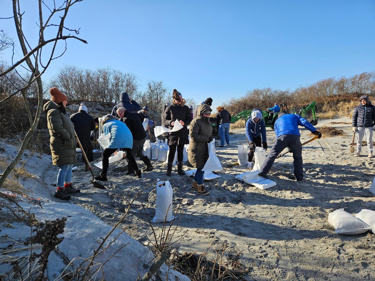 NewportThisWeek's tweet photo. Newporters were hard at work this morning filling sandbags to help prevent more beach erosion and combat Climate Change.
#NewportThisWeek
#NewportRI https://t.co/pQMWAlZew7