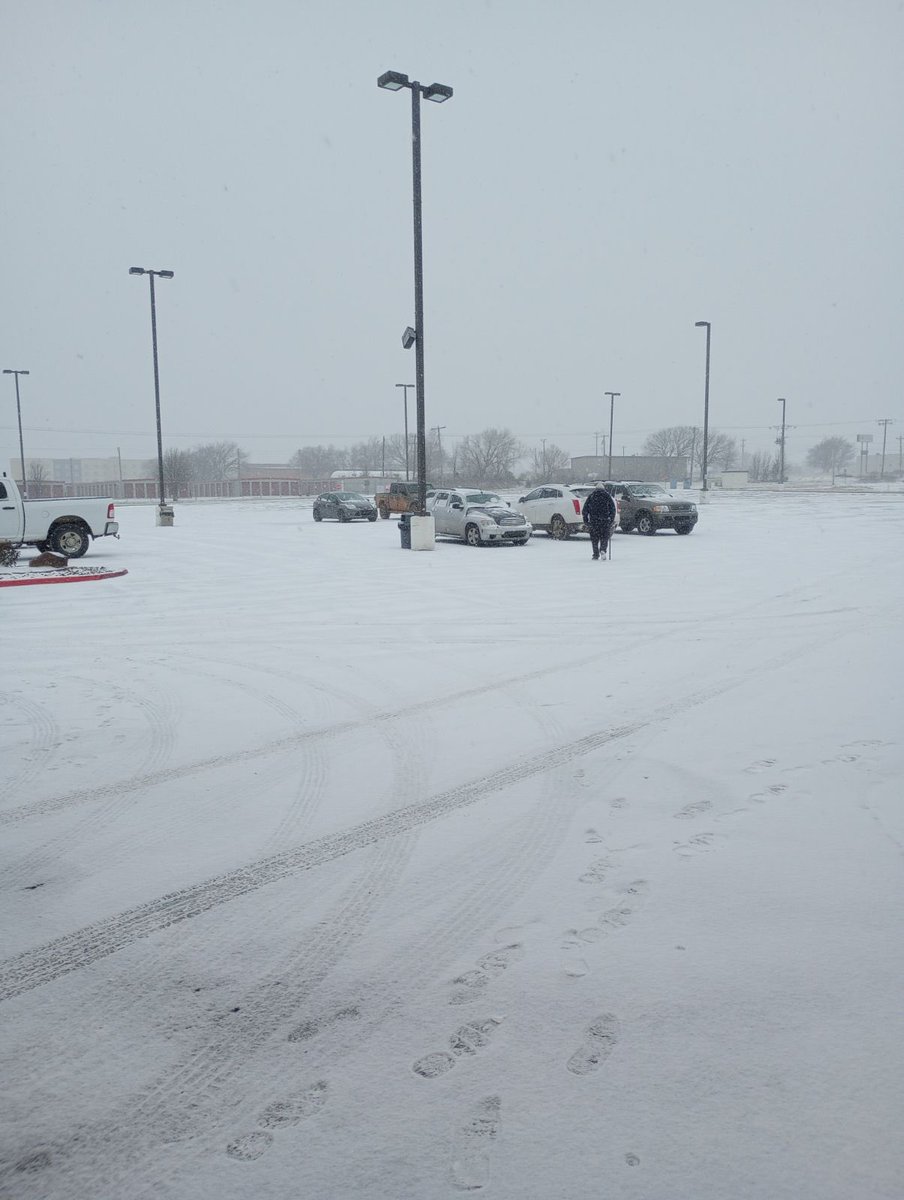 ChikageWeather's tweet photo. Not in Austin!
My parents sent me the view from Oklahoma today where it’s 3° and snowing. ❄️❄️❄️
#okwx #oksnow https://t.co/kALWlpw7vM