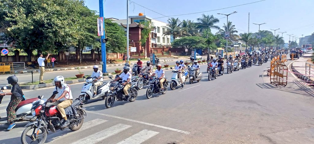 SPHassan2's tweet photo. ರಾಷ್ಟ್ರೀಯ ರಸ್ತೆ ಸುರಕ್ಷತಾ ಸಪ್ತಾಹ -2024ರ ಅಂಗವಾಗಿ  ಜಿಲ್ಲಾ ಪೊಲೀಸ್ ವತಿಯಿಂದ ಹಾಸನ ಉಪ ವಿಭಾಗದ ಅಧಿಕಾರಿ ಮತ್ತು ಸಿಬ್ಬಂದಿಯವರು 'ಹೆಲ್ಮೆಟ್ ಜಾಥಾ' ಕಾರ್ಯಕ್ರಮವನ್ನು ಈ ದಿನ ಬೆಳಗ್ಗೆ 10 ಗಂಟೆಗೆ ಡೈರಿ ವೃತದಿಂದ ಕೈಗೊಂಡು,(1/2)
@DgpKarnataka @KarnatakaCops @Rangepol_SR @addlsp_hassana @Addlsp2HSN @112Hassana https://t.co/uqteuAVQLJ