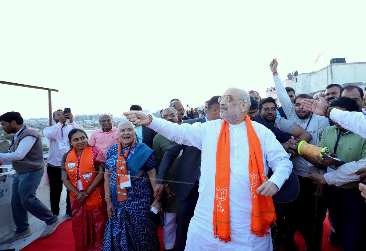 AmitShah's tweet photo. આજે ઉત્તરાયણ પર સાબરમતી વિધાનસભાની બહેનો અને ભાઈઓ સાથે પતંગ ઉડાવી. આનંદ અને ઉમંગનો આ તહેવાર દરેકના જીવનમાં નવી ઉર્જાનો સંચાર કરે. https://t.co/tisLjiHtWB