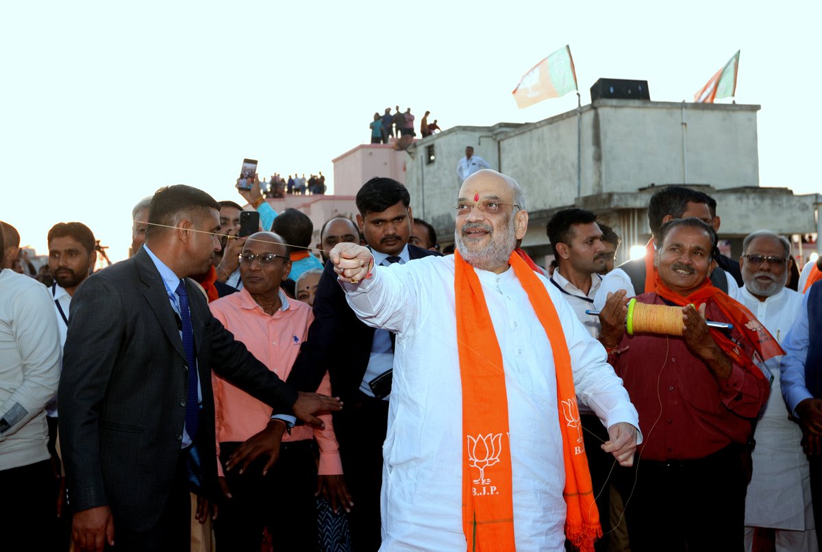 AmitShah's tweet photo. આજે ઉત્તરાયણ પર સાબરમતી વિધાનસભાની બહેનો અને ભાઈઓ સાથે પતંગ ઉડાવી. આનંદ અને ઉમંગનો આ તહેવાર દરેકના જીવનમાં નવી ઉર્જાનો સંચાર કરે. https://t.co/tisLjiHtWB