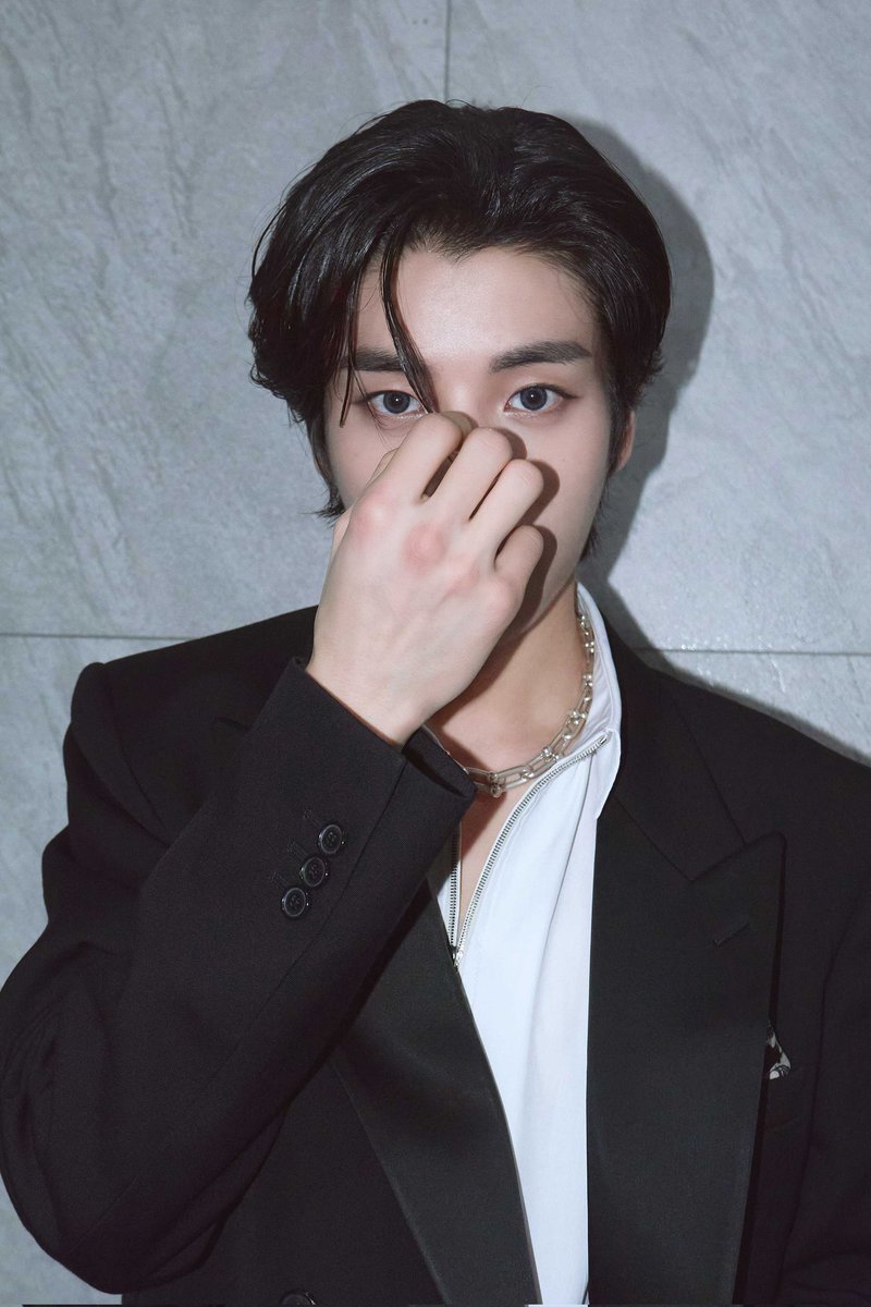DMJAKE02's tweet photo. His undeniable charisma, coupled with a unique sense of style, contributes to an enigmatic allure that resonates with many. https://t.co/iV0UcPj7bA