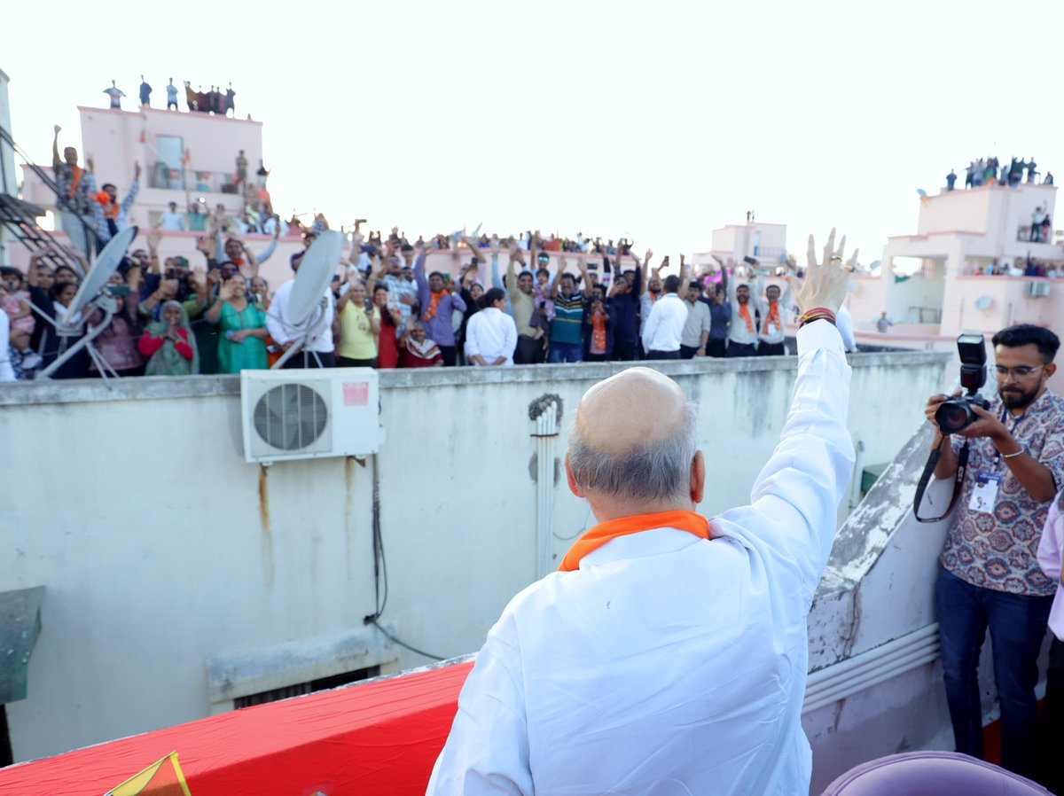 AmitShah's tweet photo. આજે ઉત્તરાયણ પર સાબરમતી વિધાનસભાની બહેનો અને ભાઈઓ સાથે પતંગ ઉડાવી. આનંદ અને ઉમંગનો આ તહેવાર દરેકના જીવનમાં નવી ઉર્જાનો સંચાર કરે. https://t.co/tisLjiHtWB