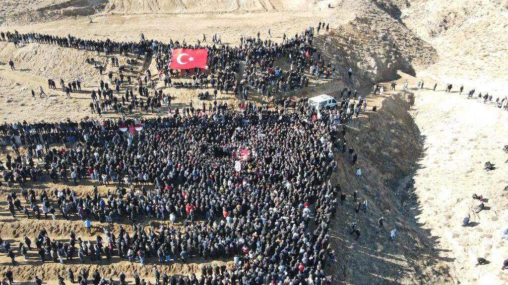 Şehitlerimizden Piyade Sözleşmeli Er Kemal BATUR’u baba ocağı Niğde Himmetli köyünde ebedi istirahatgâhına tevdi ettik.
Allah rahmet eylesin 
Mekanı cennet olsun 
Milletimizin başı sağ olsun.