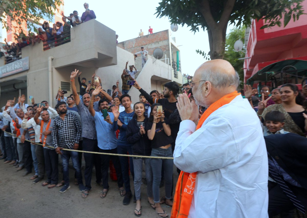 AmitShah's tweet photo. આજે ઉત્તરાયણ પર સાબરમતી વિધાનસભાની બહેનો અને ભાઈઓ સાથે પતંગ ઉડાવી. આનંદ અને ઉમંગનો આ તહેવાર દરેકના જીવનમાં નવી ઉર્જાનો સંચાર કરે. https://t.co/tisLjiHtWB