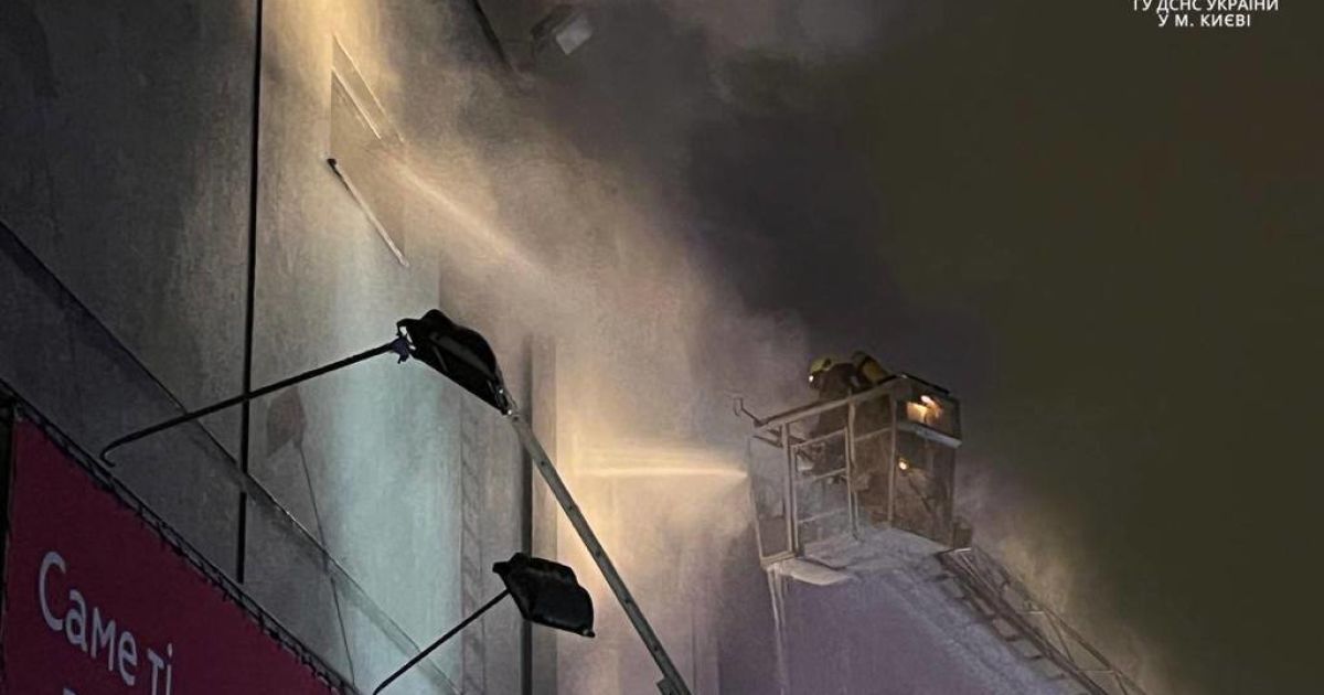 tsnua's tweet image. Пожежа у ТРЦ "Космополіт" в Києві: умисно підпалив 7-річний хлопчик – подробиці від поліцейських (фото) kyiv.tsn.ua/pozhezha-u-trc… #новини #ТСН