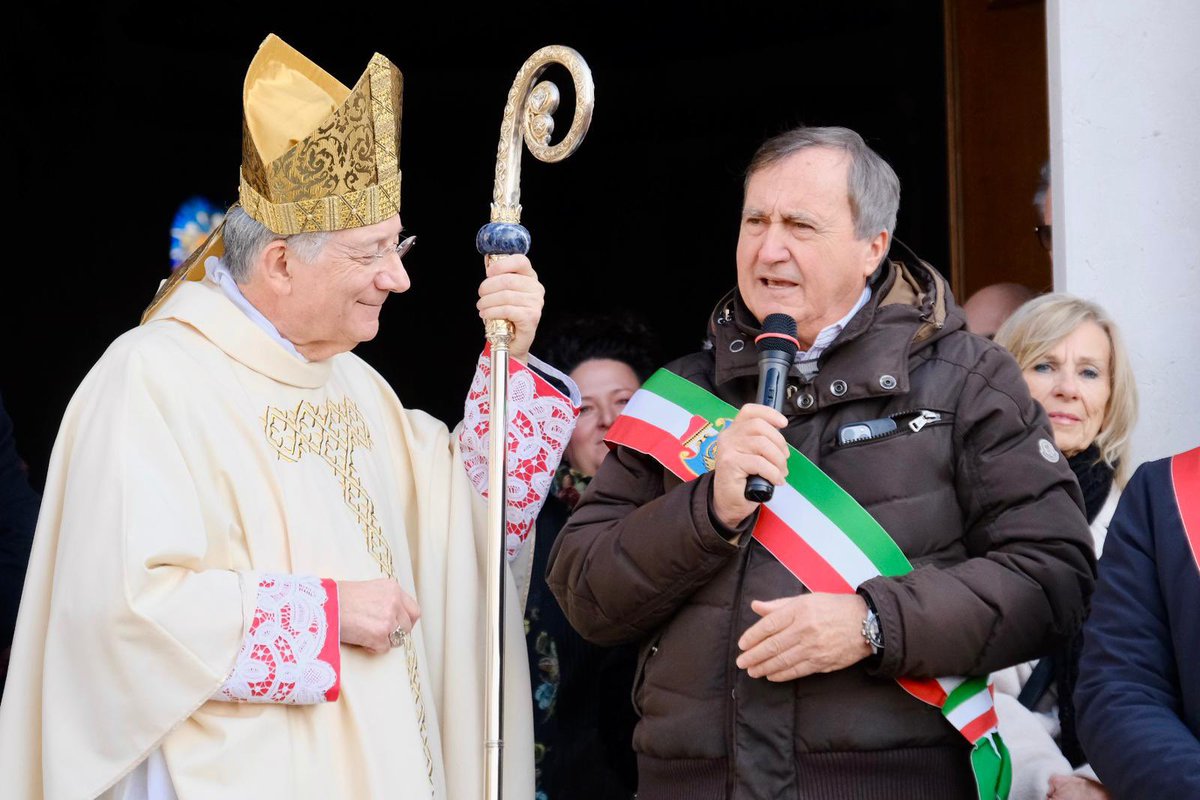 comunevenezia's tweet photo. 🎉La Parrocchia di #Malcontenta compie 100 anni!
🌟Sono iniziate questa mattina, con la Santa Messa presieduta dal Patriarca Francesco Moraglia nella chiesa di Sant'Ilario, le celebrazioni per il centenario della parrocchia.
💬 @LuigiBrugnaro : “Malcontenta in passato era una frazione divisa fra due comuni, ma, di fatto, rappresentata da un'unica comunità che da sempre ha condiviso storia e cultura che negli anni hanno contribuito a mantenere viva l'dentità e la coesione cittadina. Rivolgo un grande ringraziamento a Don Alessandro, a tutti i volontari e ai cittadini che ogni giorno contribuiscono a mantenere viva la parrocchia. Inoltre, voglio rivolgere un altro grande ringraziamento al patriarca Francesco Moraglia che rappresenta il nostro spirito guida, ed è proprio attraverso il suo messaggio che possiamo rafforzare il senso e il valore di appartenenza ad una comunità".
🔸Presenti anche il presidente della Municipalità di Marghera, Teodoro Marolo e il sindaco di Mira, Marco Dori.
💫Le celebrazioni sono terminate con la lettura di una poesia e il lancio dei coriandoli.
👉 https://t.co/ZlsOsdoQS1