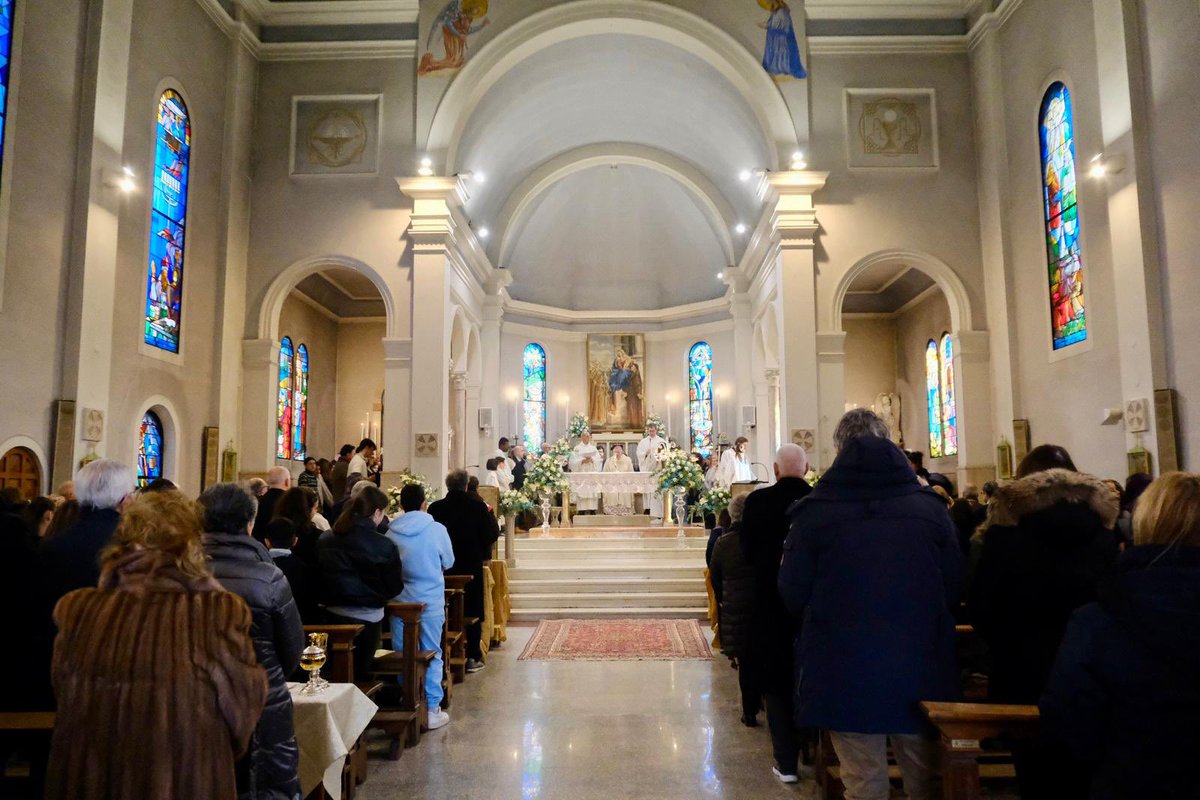 comunevenezia's tweet photo. 🎉La Parrocchia di #Malcontenta compie 100 anni!
🌟Sono iniziate questa mattina, con la Santa Messa presieduta dal Patriarca Francesco Moraglia nella chiesa di Sant'Ilario, le celebrazioni per il centenario della parrocchia.
💬 @LuigiBrugnaro : “Malcontenta in passato era una frazione divisa fra due comuni, ma, di fatto, rappresentata da un'unica comunità che da sempre ha condiviso storia e cultura che negli anni hanno contribuito a mantenere viva l'dentità e la coesione cittadina. Rivolgo un grande ringraziamento a Don Alessandro, a tutti i volontari e ai cittadini che ogni giorno contribuiscono a mantenere viva la parrocchia. Inoltre, voglio rivolgere un altro grande ringraziamento al patriarca Francesco Moraglia che rappresenta il nostro spirito guida, ed è proprio attraverso il suo messaggio che possiamo rafforzare il senso e il valore di appartenenza ad una comunità".
🔸Presenti anche il presidente della Municipalità di Marghera, Teodoro Marolo e il sindaco di Mira, Marco Dori.
💫Le celebrazioni sono terminate con la lettura di una poesia e il lancio dei coriandoli.
👉 https://t.co/ZlsOsdoQS1