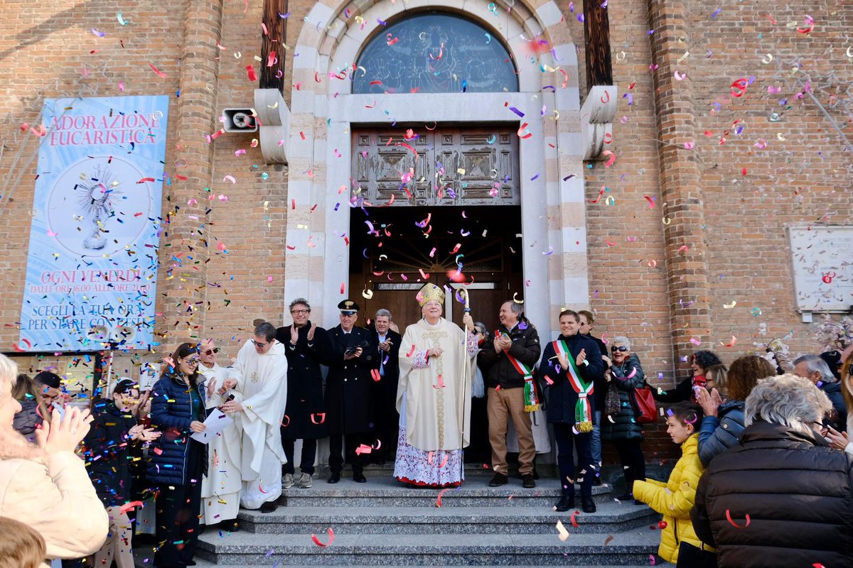 comunevenezia's tweet photo. 🎉La Parrocchia di #Malcontenta compie 100 anni!
🌟Sono iniziate questa mattina, con la Santa Messa presieduta dal Patriarca Francesco Moraglia nella chiesa di Sant'Ilario, le celebrazioni per il centenario della parrocchia.
💬 @LuigiBrugnaro : “Malcontenta in passato era una frazione divisa fra due comuni, ma, di fatto, rappresentata da un'unica comunità che da sempre ha condiviso storia e cultura che negli anni hanno contribuito a mantenere viva l'dentità e la coesione cittadina. Rivolgo un grande ringraziamento a Don Alessandro, a tutti i volontari e ai cittadini che ogni giorno contribuiscono a mantenere viva la parrocchia. Inoltre, voglio rivolgere un altro grande ringraziamento al patriarca Francesco Moraglia che rappresenta il nostro spirito guida, ed è proprio attraverso il suo messaggio che possiamo rafforzare il senso e il valore di appartenenza ad una comunità".
🔸Presenti anche il presidente della Municipalità di Marghera, Teodoro Marolo e il sindaco di Mira, Marco Dori.
💫Le celebrazioni sono terminate con la lettura di una poesia e il lancio dei coriandoli.
👉 https://t.co/ZlsOsdoQS1