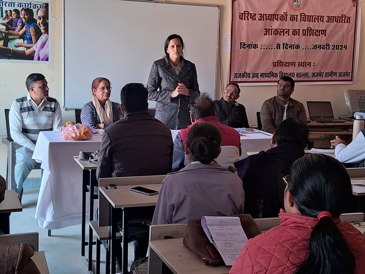 विद्यालय आधारित आकलन प्रशिक्षण 

प्रदेश के राजकीय विद्यालयों में कक्षा 6-10 तक पढ़ाने वाले शिक्षकों के लिए विद्यालय आधारित आकलन प्रशिक्षण के 5 दिवसीय शिविर के प्रथम चरण का आयोजन 10 जनवरी से 14 जनवरी 2024 तक ब्लॉक मुख्यालयों पर किया गया । 

 इस प्रशिक्षण का उद्देश्य कक्षा कक्ष में