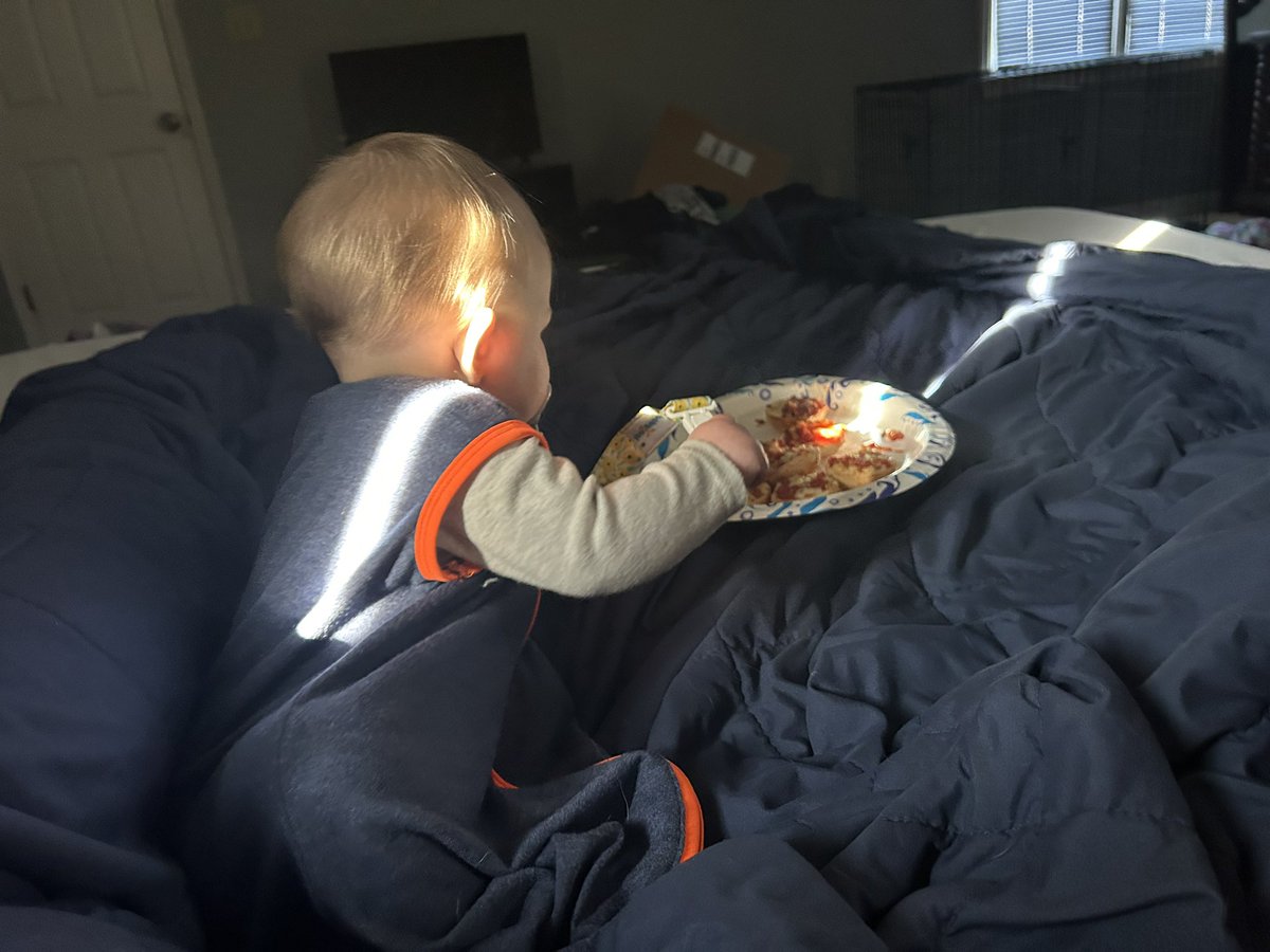 flyawaybay's tweet photo. @BagelBites Another life update: we’ve a baby who always tries to steal our bagel bites https://t.co/rSi0dQxoqE
