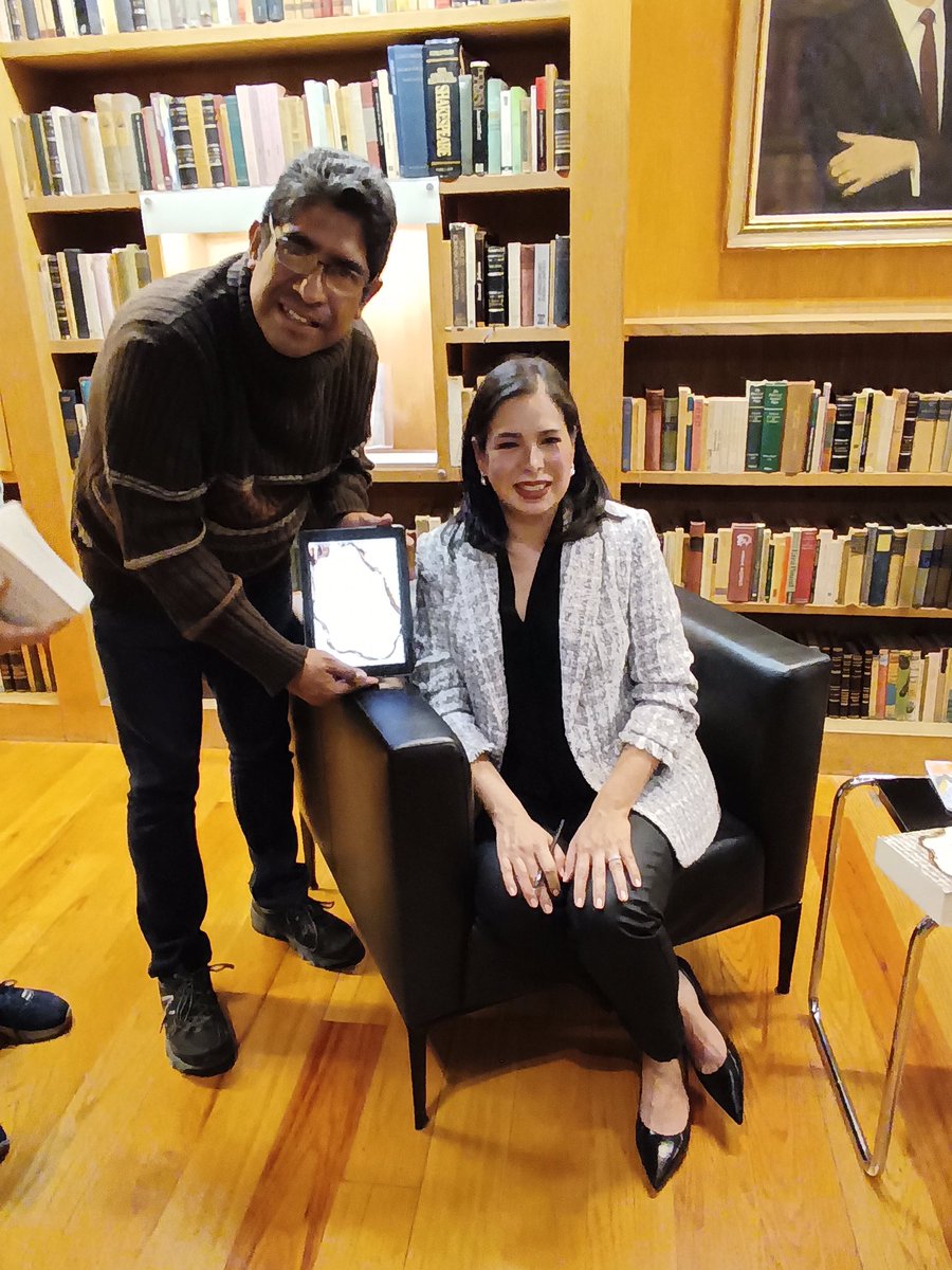 franciscojgb76's tweet photo. Hoy la sala de lectura fue con Gabriela Riveros @gabyriverose quien después de una investigación profunda, consultando los documentos originales escritos por Lumbroso y por el Santo Oficio, dió origen a esta magnífica novela.
#LeoConElOnce 
@migueldlacruz 
#OlvidarásElFuego https://t.co/Wrbjfh2NVD