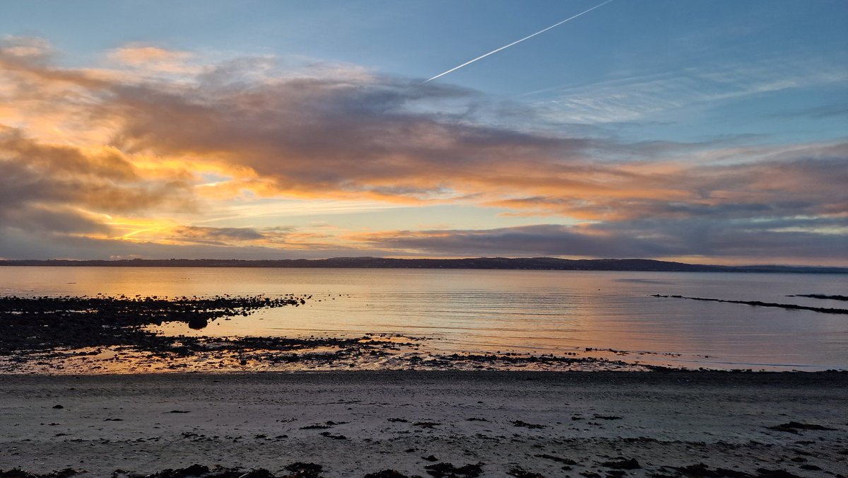 Spectacular views before the sunrise 😍🙏❤️ #Carrickfergus #morningwalk #nofilter @WeatherCee @angie_weather @bbcniweather @barrabest @Louise_utv @bbcweather @mea_bc @stormhour @LoveBallymena @love_belfast @ScenesOfUlster @DiscoverNI @BelfastLive