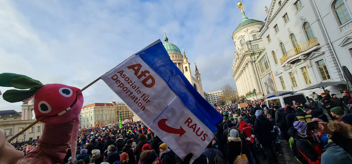 Rudi gegen Rechts! Die AfD beim Namen nennen. Kein Platz für braunes Gedankengut. Für Vielfalt auf dem Acker und in der Gesellschaft 🌱🌈  

Klares Statement von Rudi Radieschen und über 10.000 Menschen in Potsdam, die gegen Nazi-Fantasien der AfD demonstrieren.
#LAUTgegenRechts