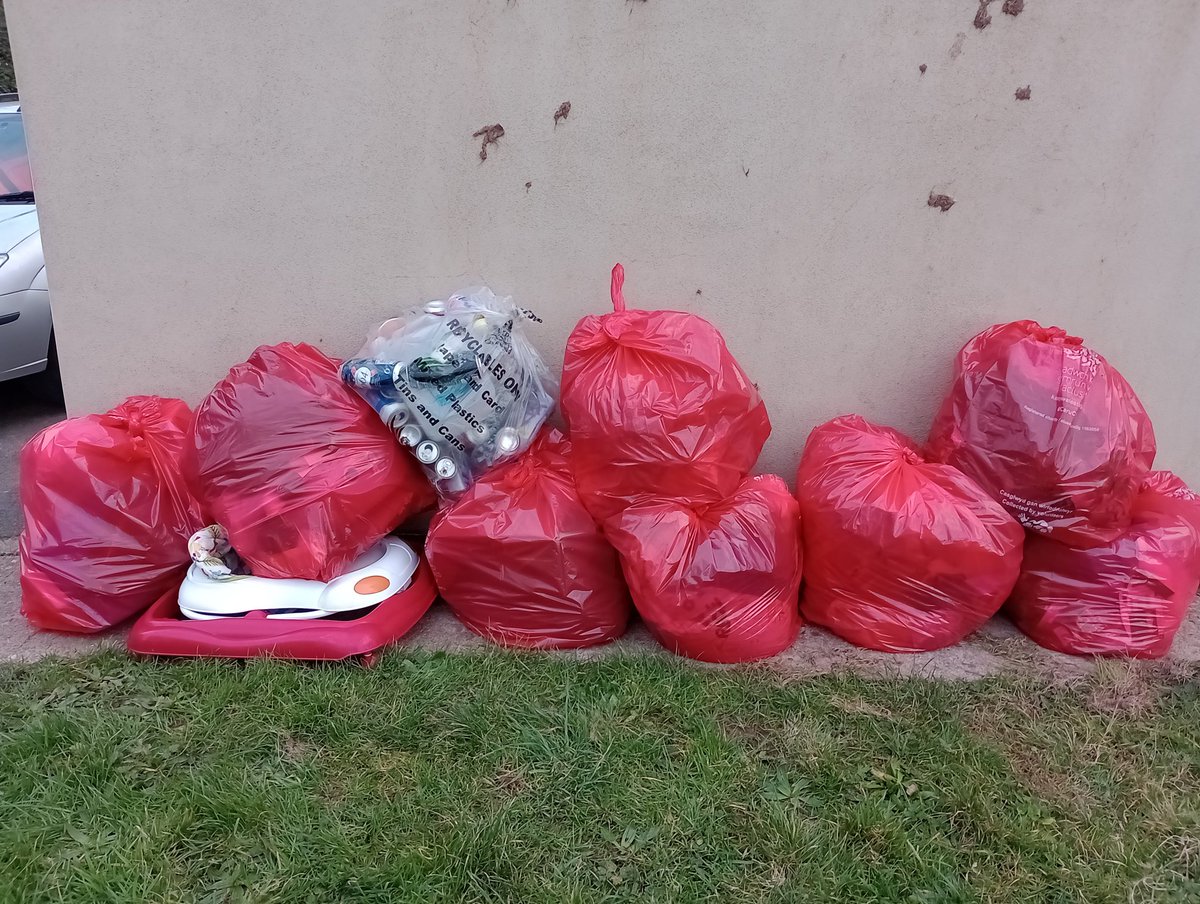 Julie27Rose's tweet photo. A busy morning litter picking, 34 bags between four of usπ
We literally just got stuck in cleaning upπ
Newport Canal Clean-up and Litter Picking Group π
#keepingthecommunityclean
1/3 https://t.co/HStGSmxAB8