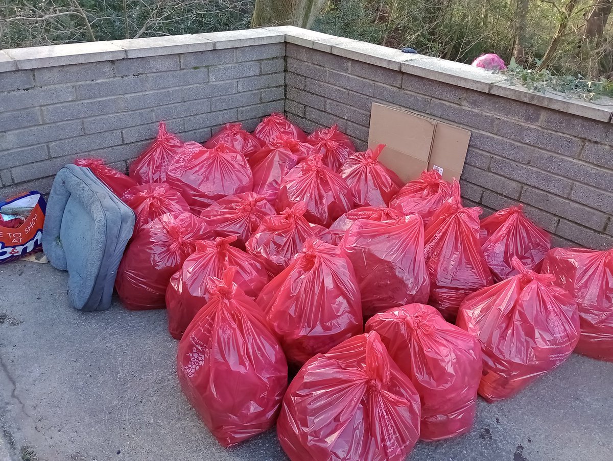Julie27Rose's tweet photo. A busy morning litter picking, 34 bags between four of usπ
We literally just got stuck in cleaning upπ
Newport Canal Clean-up and Litter Picking Group π
#keepingthecommunityclean
1/3 https://t.co/HStGSmxAB8