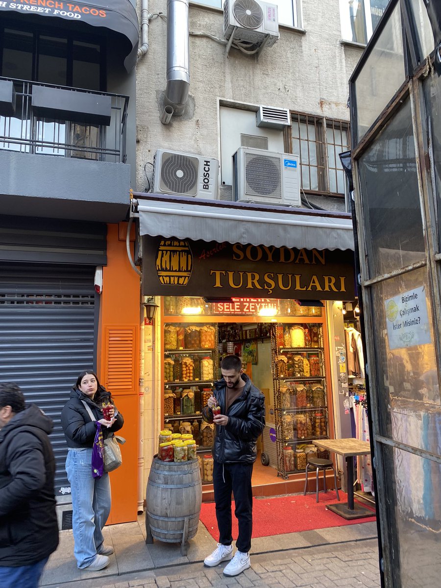 emircanncetin's tweet photo. hanımla turşu suyu içmek ✅ https://t.co/3KPHdnqAre