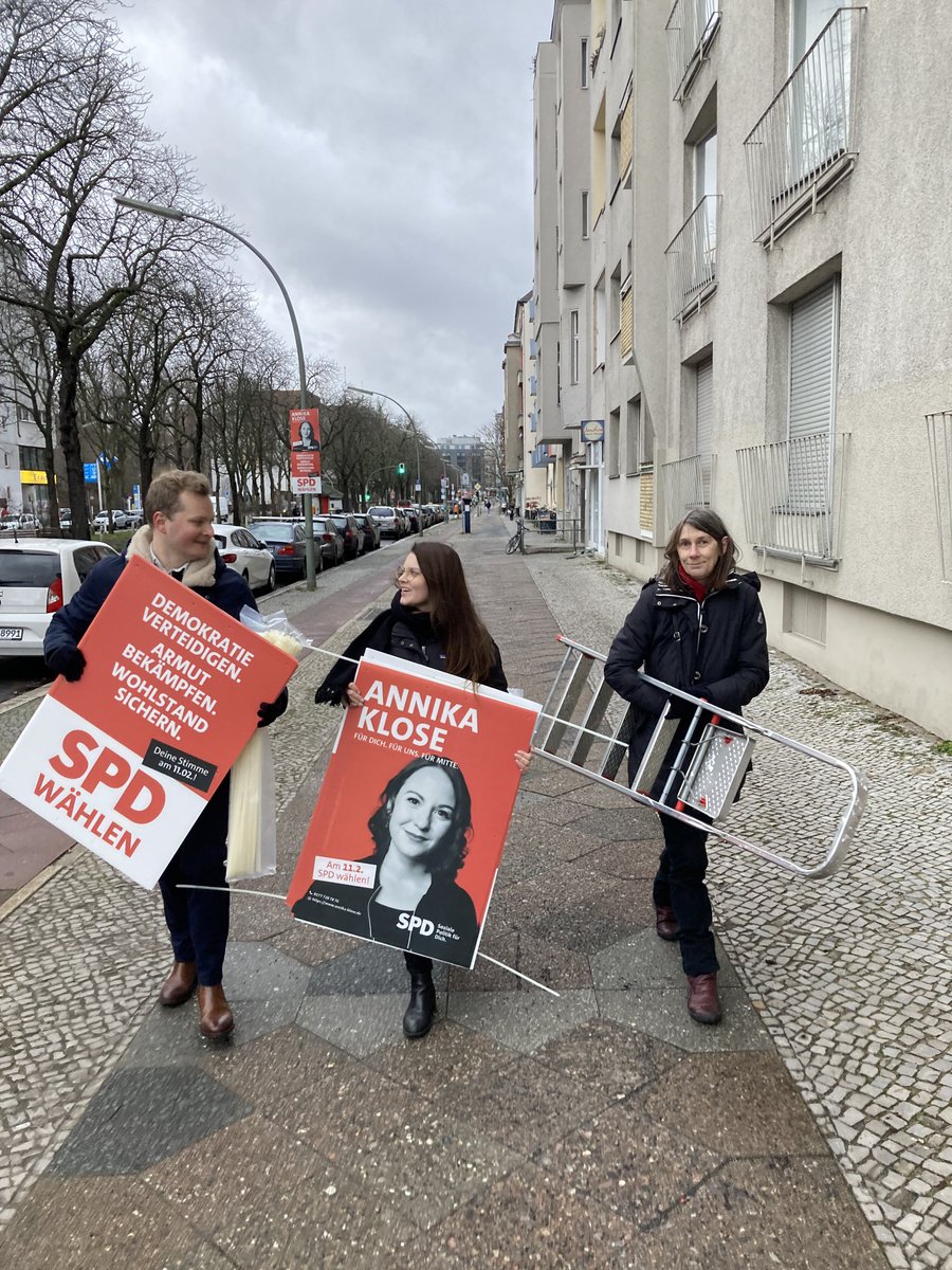 spd_altmoabit's tweet photo. Heute haben wir nach einem stärkenden Neujahresbrunch mit unserer Bundestagsabgeordneten @AnniKlose und unserer Nachbarsabteilung @SPD_MoabitNord den Kiez für die Wiederholungswahl am 11. Februar plakatiert. https://t.co/XEjwR6c59I