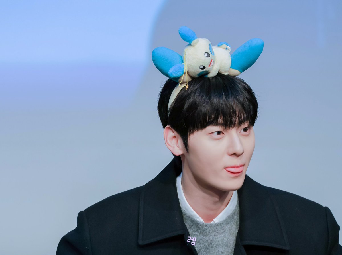 minhyun19950809's tweet photo. 20240106 ㅎㅁㅎ시그팬싸✨️

황도님들과 얘기나누는 민현이🧡
초롱초롱 넘 이뿜!!🧡

#황민현 #HWANGMINHYUN https://t.co/FxG8tXcJdj