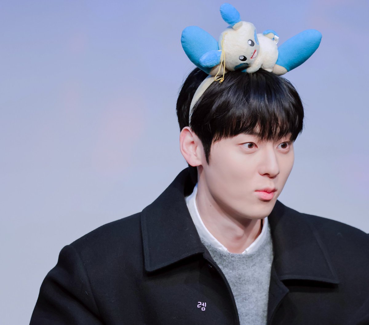 minhyun19950809's tweet photo. 20240106 ㅎㅁㅎ시그팬싸✨️

황도님들과 얘기나누는 민현이🧡
초롱초롱 넘 이뿜!!🧡

#황민현 #HWANGMINHYUN https://t.co/FxG8tXcJdj