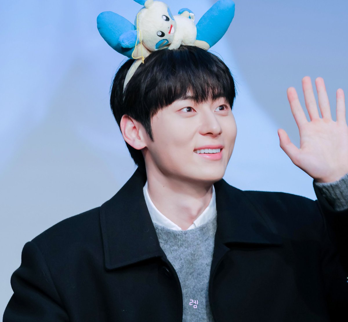 minhyun19950809's tweet photo. 20240106 ㅎㅁㅎ시그팬싸✨️

황도님들과 얘기나누는 민현이🧡
초롱초롱 넘 이뿜!!🧡

#황민현 #HWANGMINHYUN https://t.co/FxG8tXcJdj