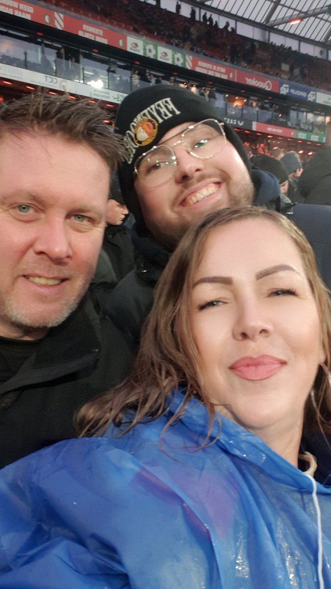 marialena1st's tweet photo. We zijn er weer! #wijzijneraltijd #vatasvatoslocaslocos #W4 #deKuip #FEYnek #handinhandkameraden #watgaanwedoenvandaag #Feyenoord #MATCHDAY https://t.co/SkMS1B5Gmm