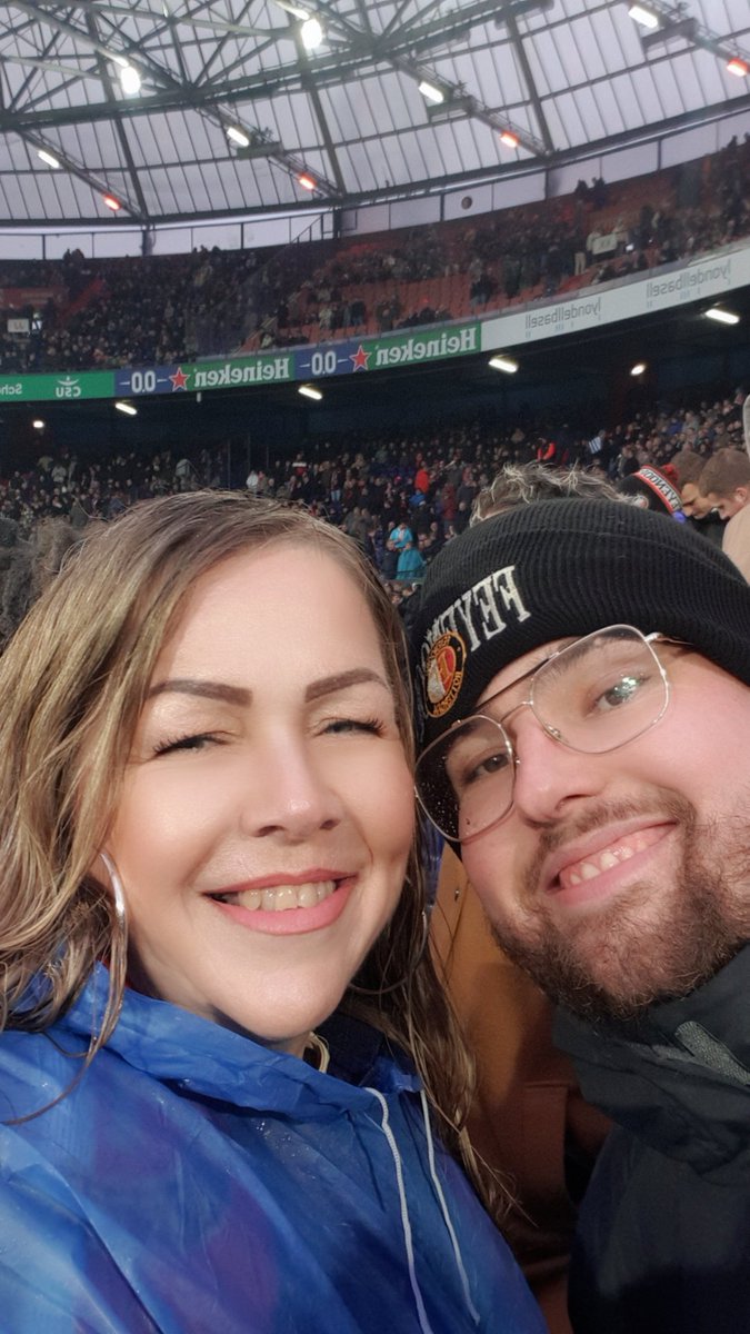 marialena1st's tweet photo. We zijn er weer! #wijzijneraltijd #vatasvatoslocaslocos #W4 #deKuip #FEYnek #handinhandkameraden #watgaanwedoenvandaag #Feyenoord #MATCHDAY https://t.co/SkMS1B5Gmm