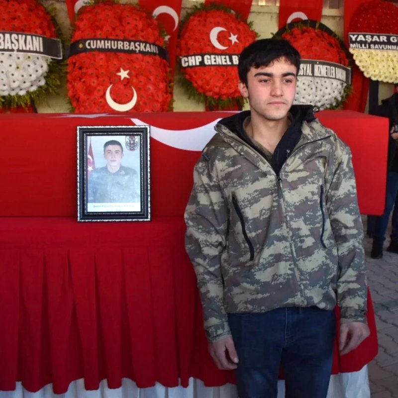 Kahraman Şehidimiz Kemal Batur'un kardeşi 

Cebrail Batur:  "Ağlamayacağım, dik duracağım"