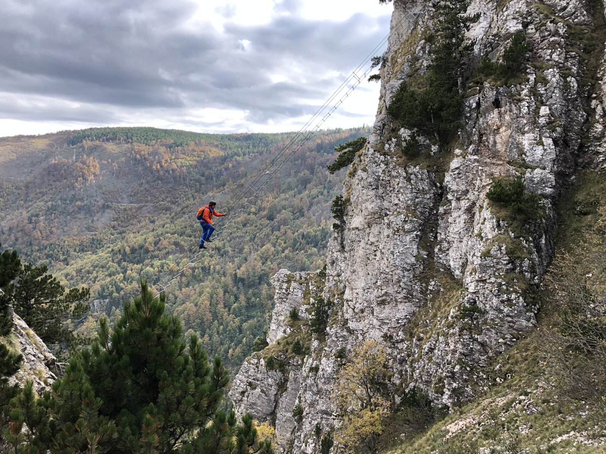 DragisaMijacic's tweet photo. Lepša strana severa Kosova, Via Ferrata Berim-jedna od najlepših i najdužih u Evropi! Via Ferrata ima četiri viseća mosta,prolazak kroz pećinu i vertikale od kojih zastaje dah. To je avanturistički proizvod svetskog kvaliteta a poslednji gosti u 2023. sezoni su bili iz Hong Konga https://t.co/ik3E3H3VF8