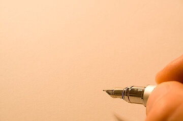 ما عُدْتُ أسألُ أو أُريدُ جَوَابا
وغَضضتُ طَرْفي لا أُبينُ عِتابا 

مَن طابَ في دُنيا الإخاءِ قَبلْتُهُ
ونَسيتُ مَن نَسِيَ الوداد وغابا 

#جمال_الحمداء