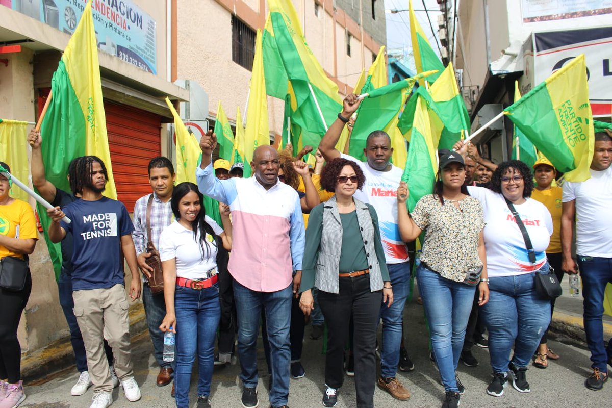 manuels83396771's tweet photo. Maria Teresa, Juan Dionicio y jóvenes  caminan calles del Barrio Kilómetro 8. Avanzar sin Retroceso. Vota 14 por el Frente Amplio. https://t.co/IHKRNZOqyB