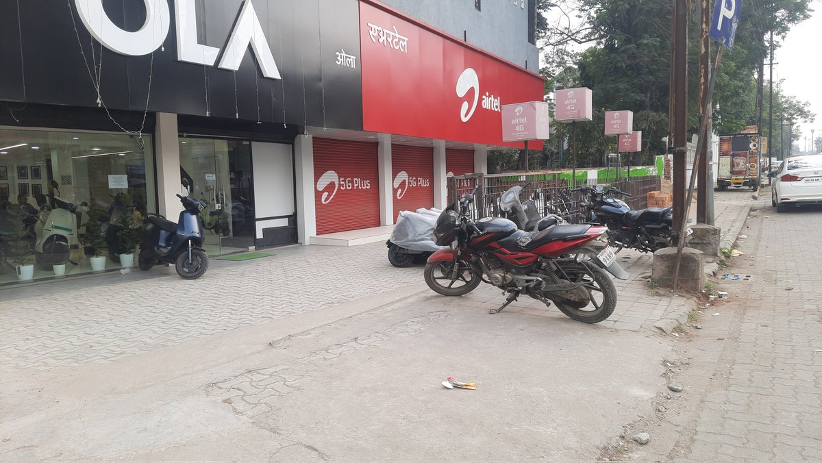 Sagar11644977's tweet photo. Very disappointing service by airtel for sim changing from last 10 days. And very careless service by their sales executive and customer service centres in these days. Told me to visit their store on sunday which was closed. @airtelindia @TRAI @Airtel_Presence https://t.co/JJZ290I7s1